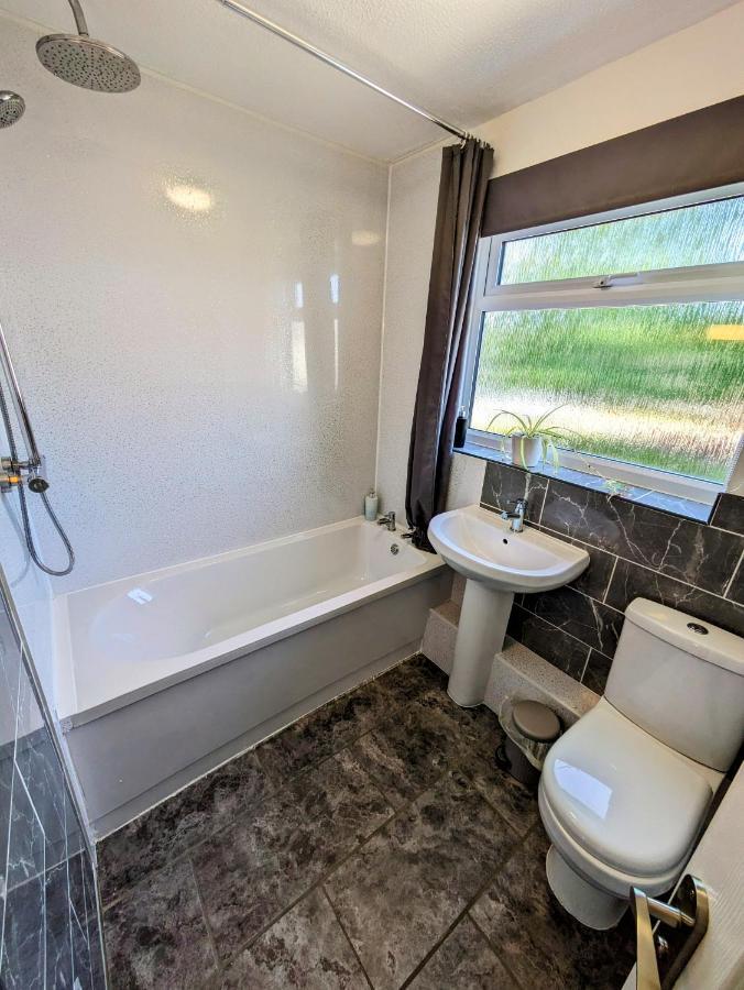 Spacious 3 Bed House, Sleeps 6, Free Parking - 14 Millers Close Leominster Exterior foto